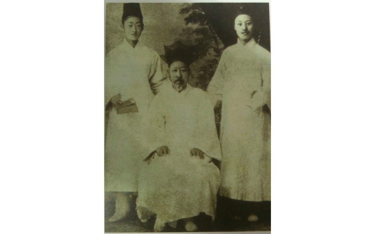 아버지 이경선(가운데)과 아들 이승만(오른쪽). 배재학당 입학전 18세 모습(1893년)<br />그는 황해도 평산군 능내동에서 부친 이경선, 모친 김해김씨 사이에 6대 독자로 출생했으며, 양녕대군이 그의 16대 조상이다